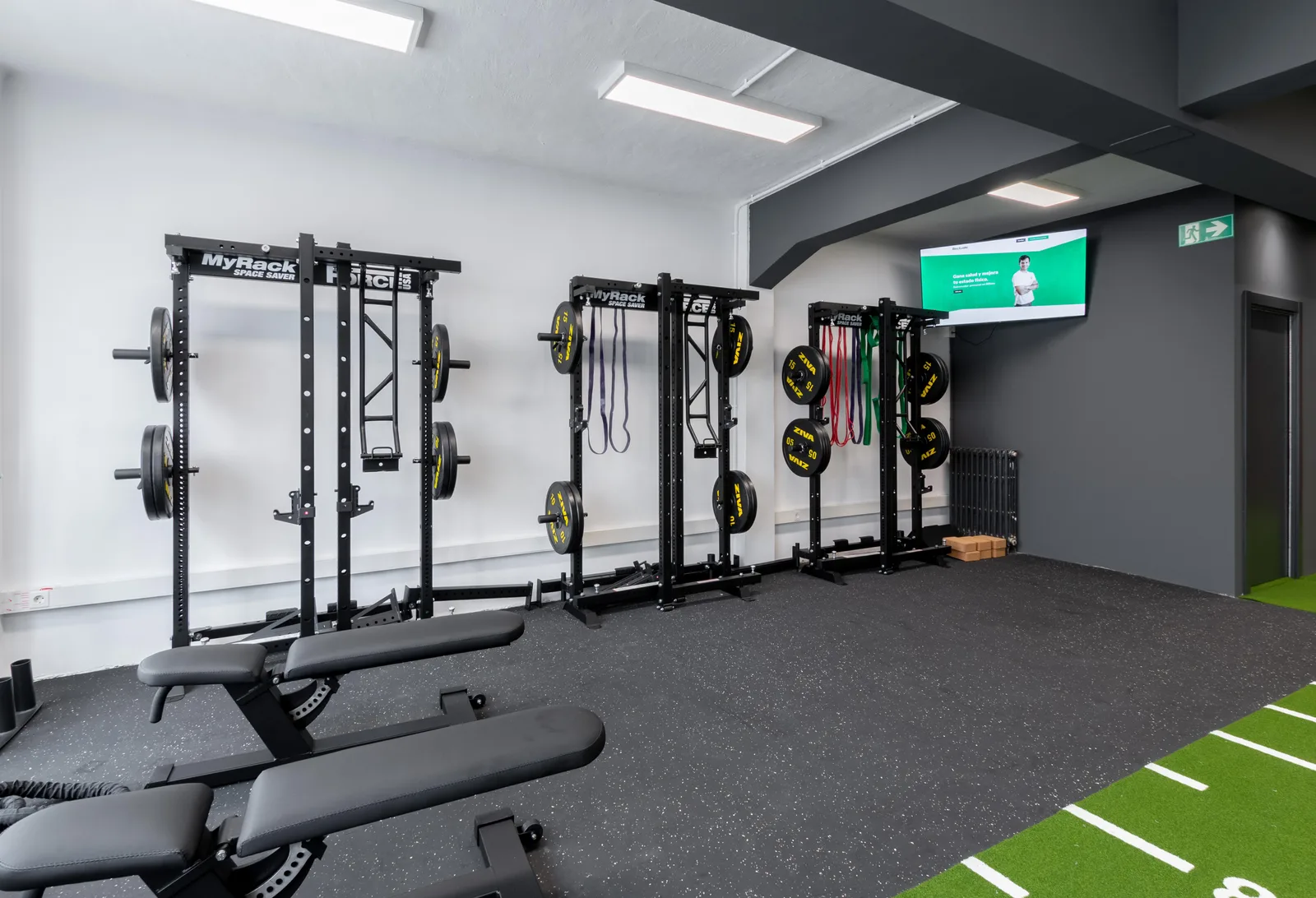 Racks de fuerza con discos y bandas de resistencia en Reactívate Bilbao