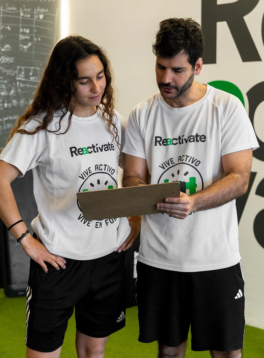 Gonzalo y Celia revisando la progresión de un cliente en Reactívate Bilbao